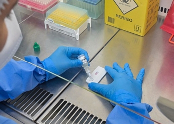 Anvisa atualiza regras sobre controle de qualidade em laboratórios