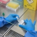 Anvisa atualiza regras sobre controle de qualidade em laboratórios