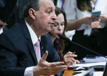Relator da CCJ do Senado vota a favor da PEC do fim da escala 6×1