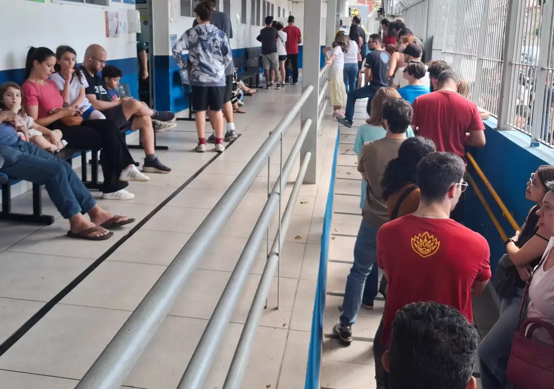 Paulistanos enfrentam filas para tomar vacina contra sarampo