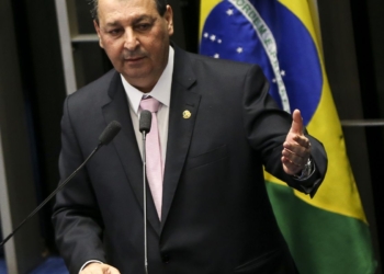 Relator da CCJ rejeita emendas da oposição que buscavam manter 6×1