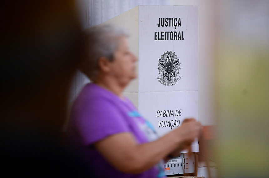 o direito de comparecer ou não às urnas — Senado Notícias