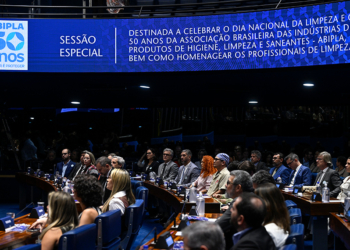 Importância dos profissionais da limpeza é destacada em sessão especial — Senado Notícias