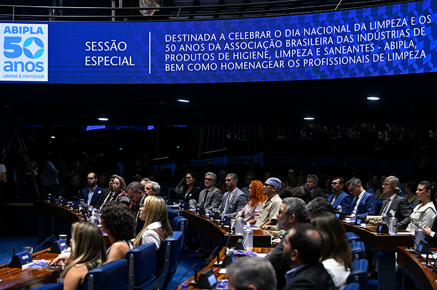 Importância dos profissionais da limpeza é destacada em sessão especial — Senado Notícias
