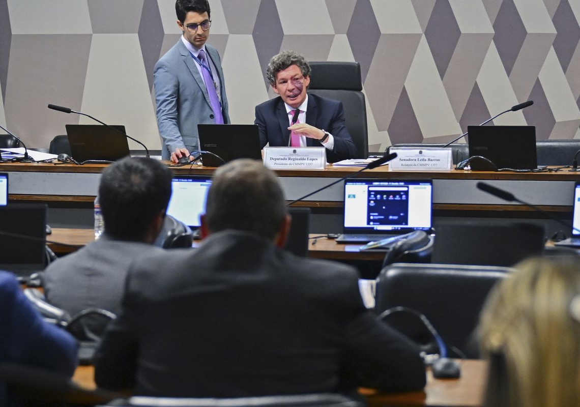 Ajustes no texto adiam votação da MP da “taxa das blusinhas”