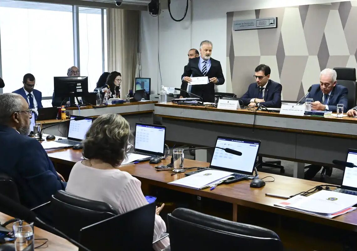CCJ do Senado aprova PEC que acaba com jornada 6×1