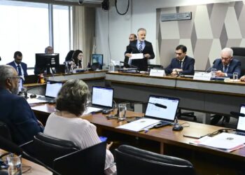 CCJ do Senado aprova PEC que acaba com jornada 6×1