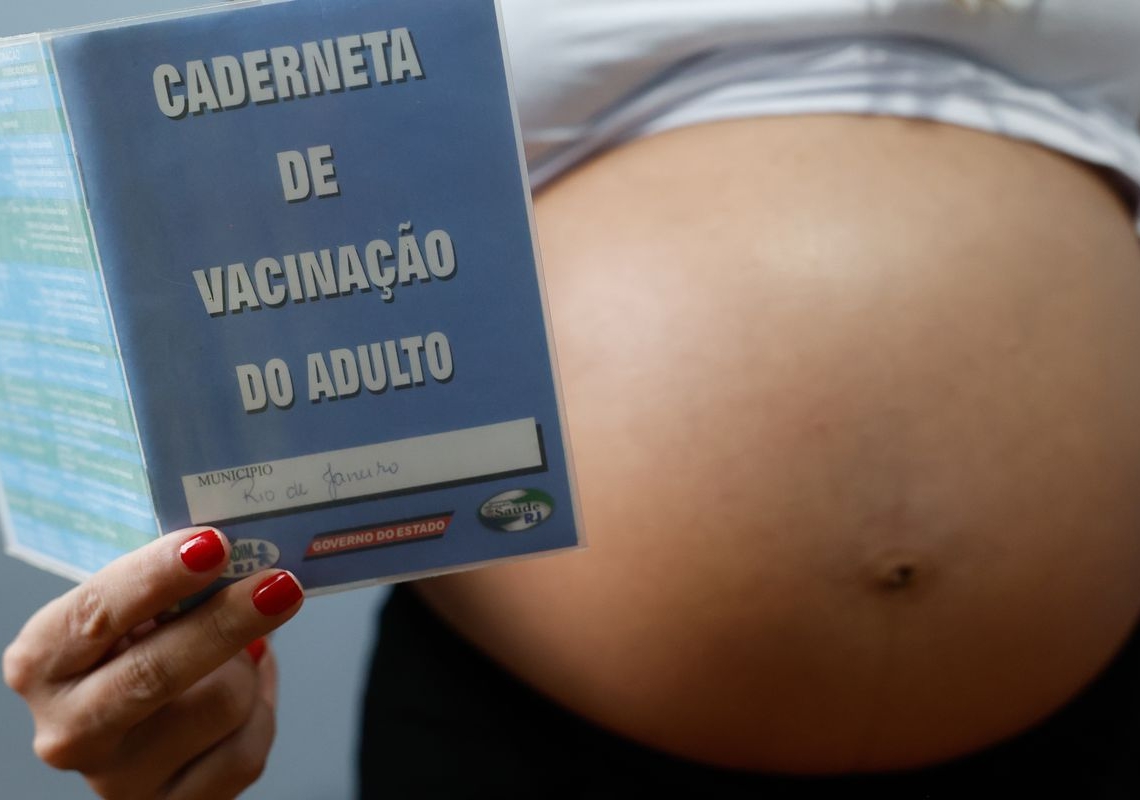 Resistência às vacinas contra gripe e covid coloca gestantes em risco