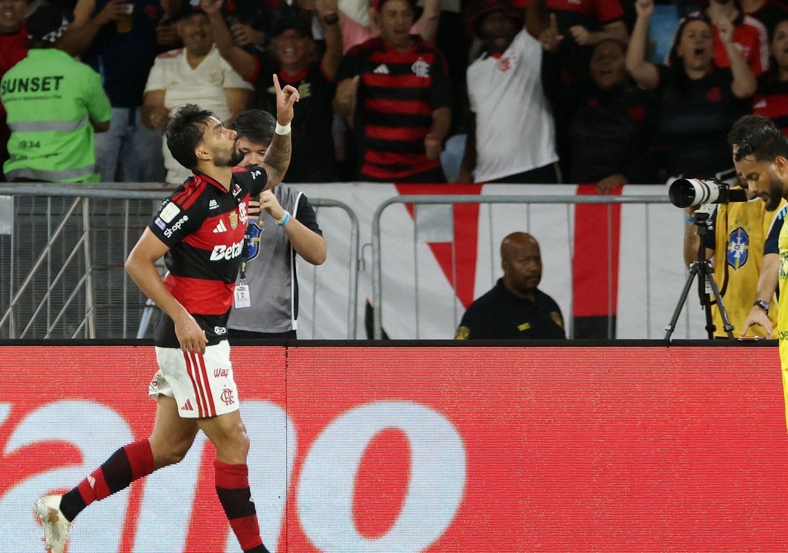 Flamengo vence e fica a um ponto do Palmeiras, líder do Brasileirão