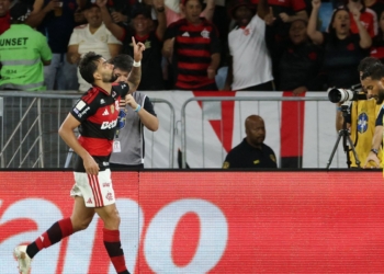 Flamengo vence e fica a um ponto do Palmeiras, líder do Brasileirão