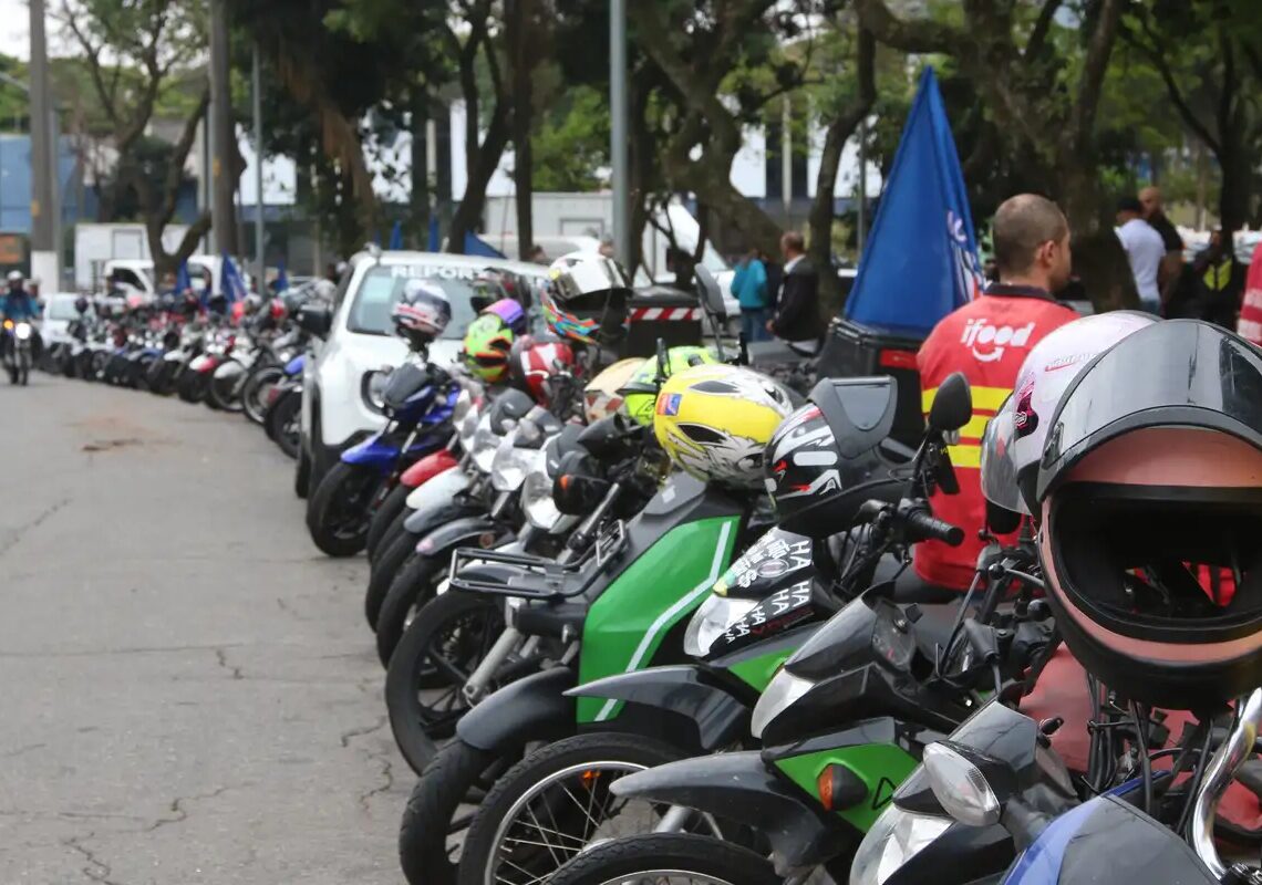 Apenas 1 em cada 5 motociclistas de app tem cobertura previdenciária