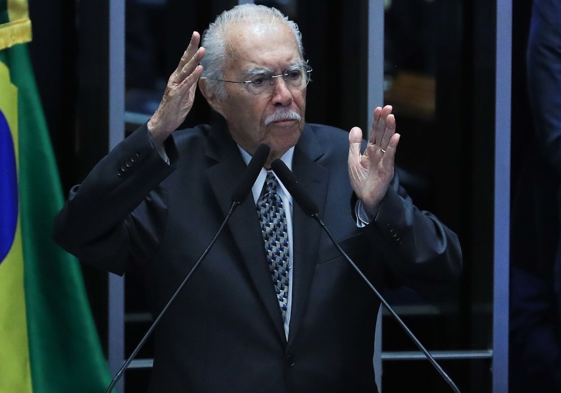 Ex-presidente José Sarney é internado com quadro de pneumonia