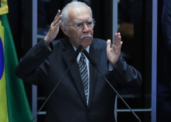 Ex-presidente José Sarney é internado com quadro de pneumonia