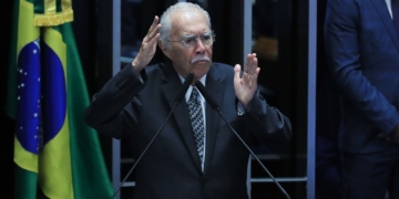 Ex-presidente José Sarney é internado com quadro de pneumonia