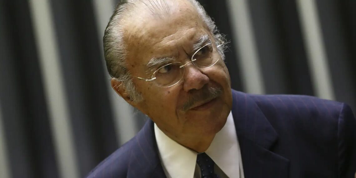 Ex-presidente José Sarney segue internado em hospital de São Paulo