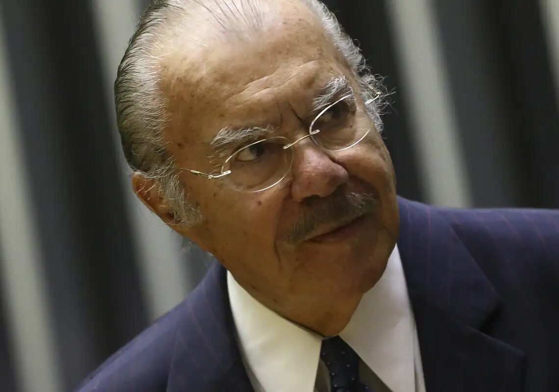 Ex-presidente José Sarney segue internado em hospital de São Paulo