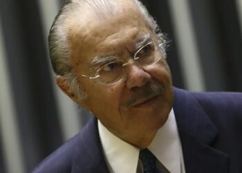 Ex-presidente José Sarney segue internado em hospital de São Paulo