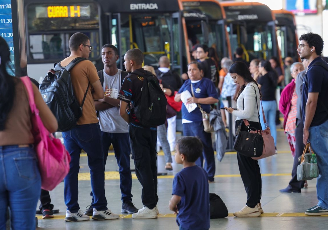 Setor de serviços fica estável em julho e sobe 2,4% em 12 meses