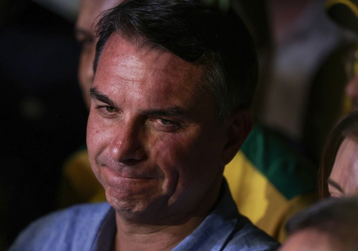 Fuga e carta golpista ampliam isolamento de Flávio Bolsonaro