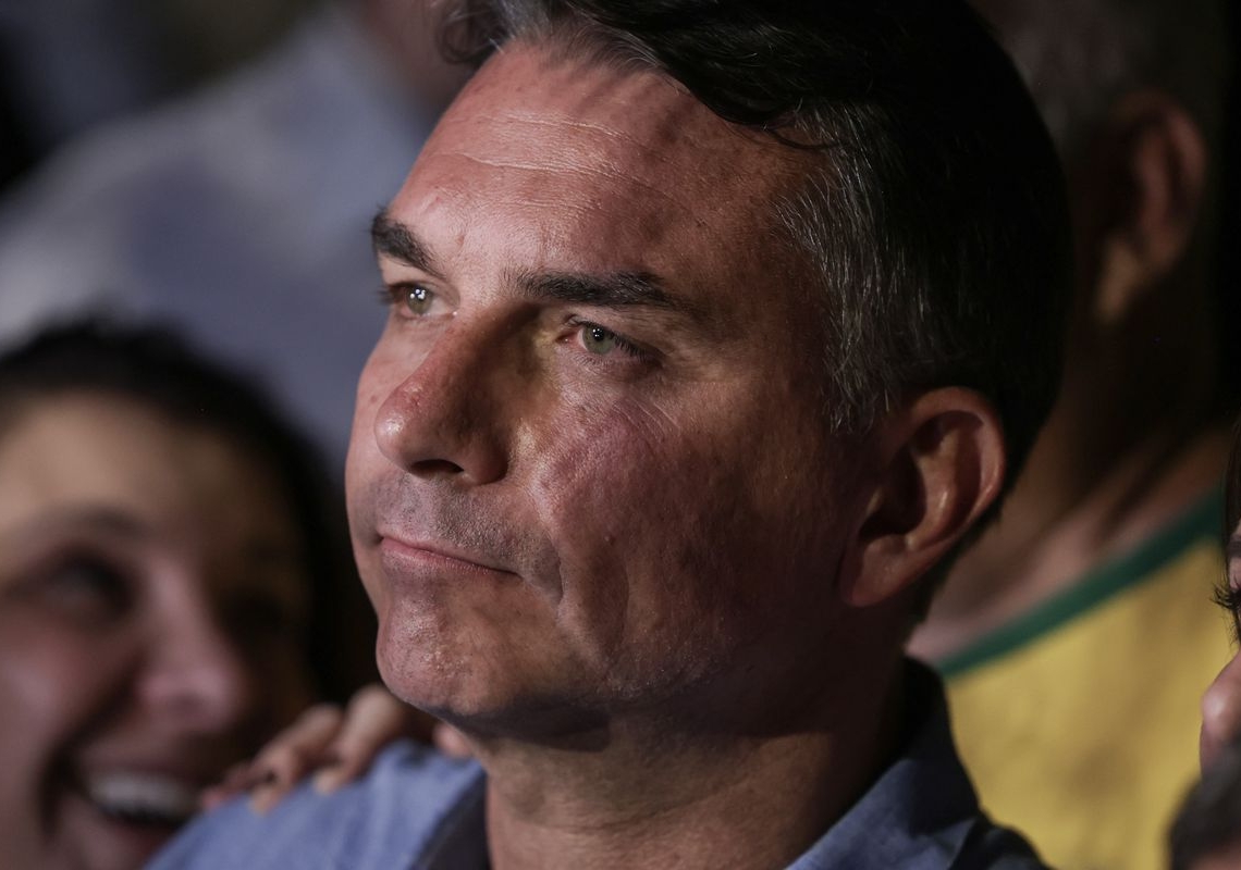 Em sabatina, Flávio não explica propostas e faz acusações sem provas