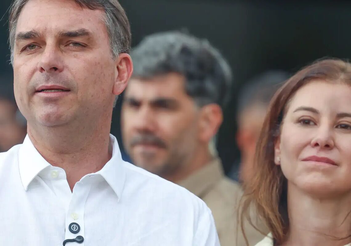 Flávio Bolsonaro participa de missa na Catedral de Brasília