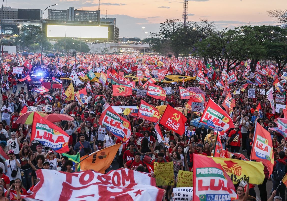 Milhares de estudantes tomam a Esplanada em apoio a Lula