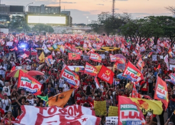 Milhares de estudantes tomam a Esplanada em apoio a Lula
