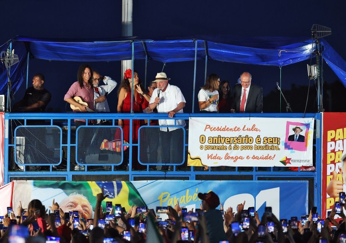Lula e eleitores idosos se emocionam em “festa de aniversário”