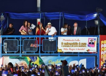 Lula e eleitores idosos se emocionam em “festa de aniversário”