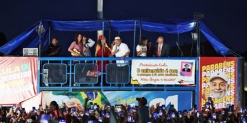 Lula e eleitores idosos se emocionam em “festa de aniversário”