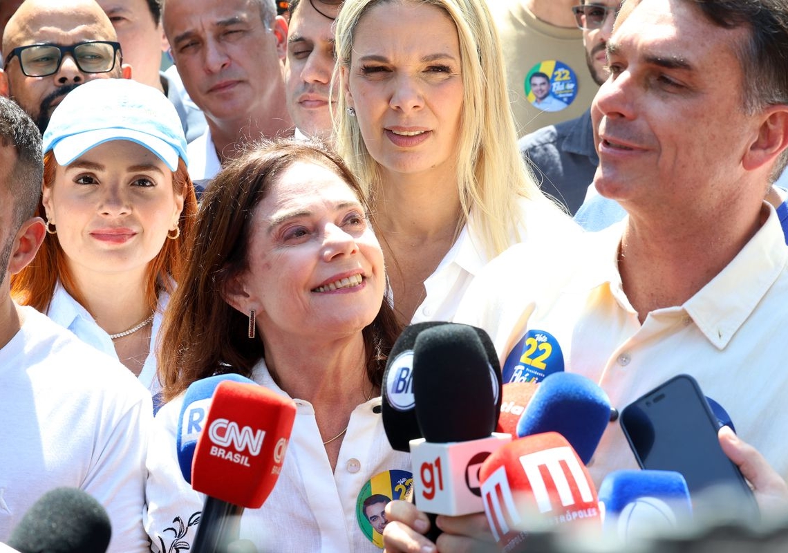 Flávio Bolsonaro faz ato no Rio ao lado de Douglas Ruas