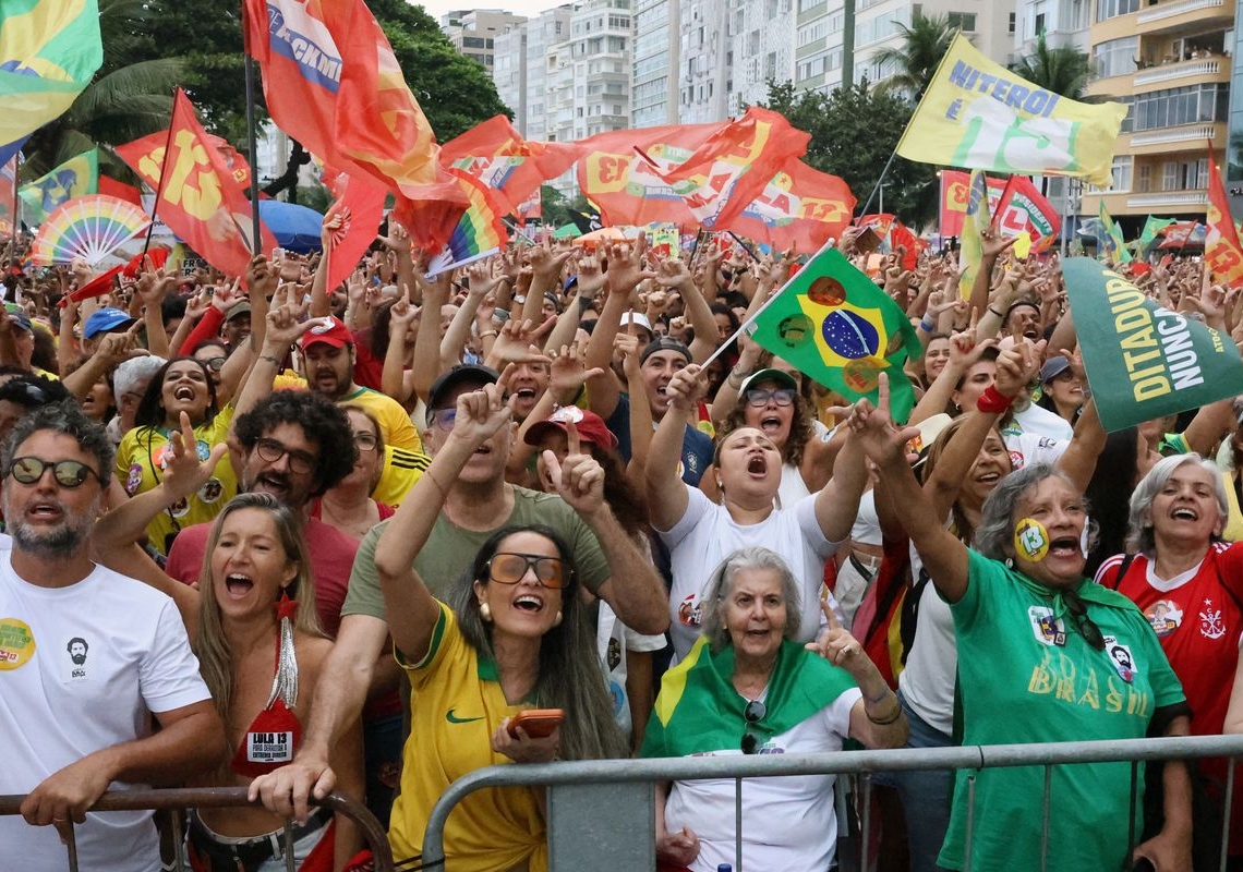 Ato em apoio à democracia e a Lula reúne milhares em Copacabana