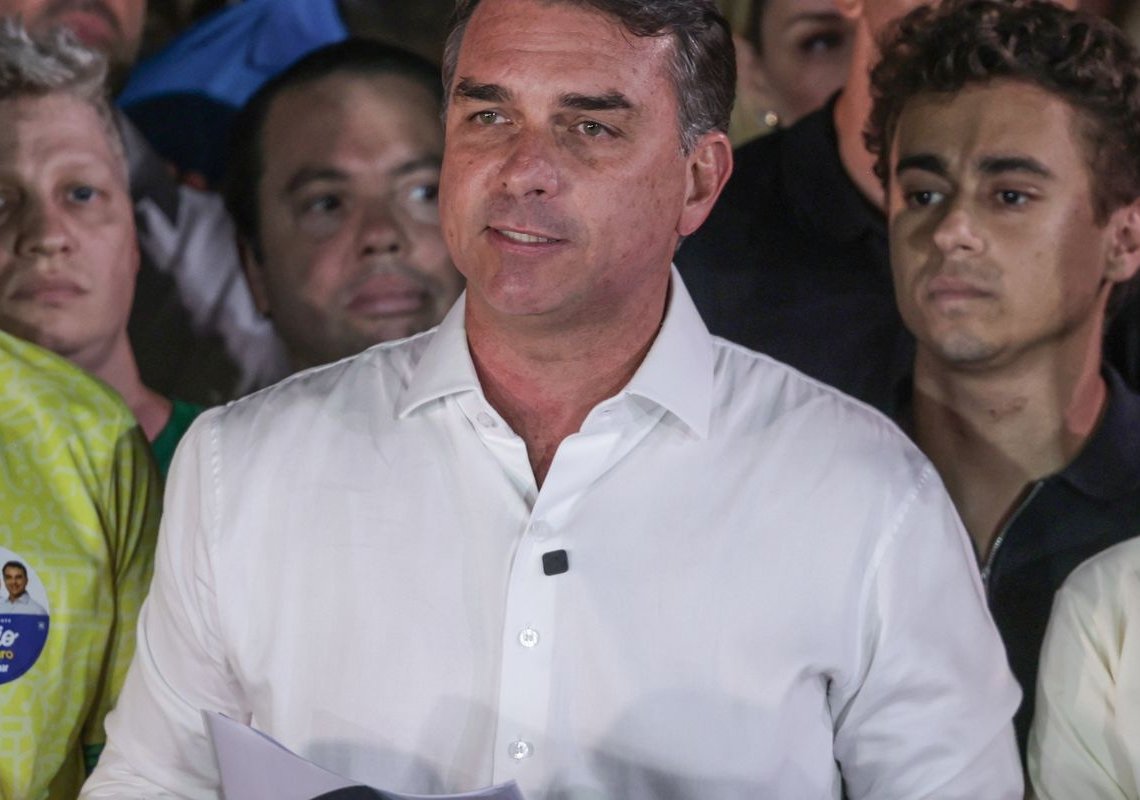 Em carta golpista, Flávio agradece Milei e Trump por apoio para fuga