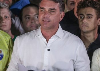 Em carta golpista, Flávio agradece Milei e Trump por apoio para fuga
