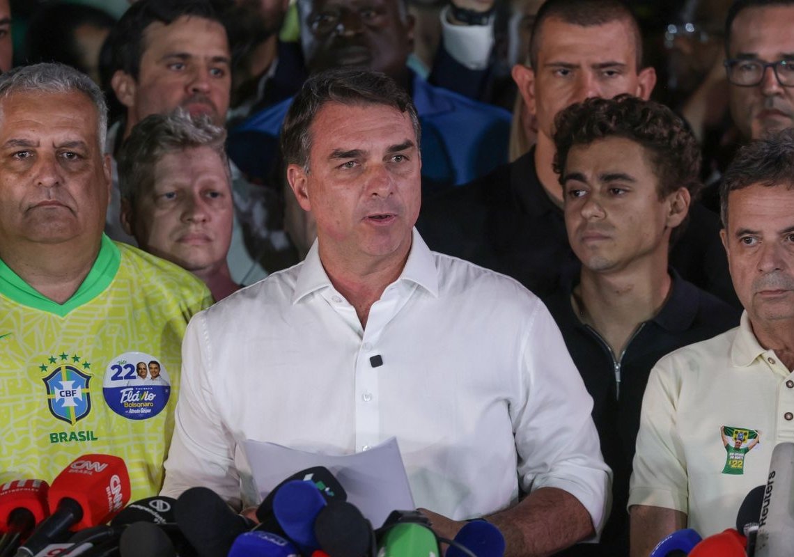 PF investiga circunstâncias da fuga de Flávio Bolsonaro do Brasil