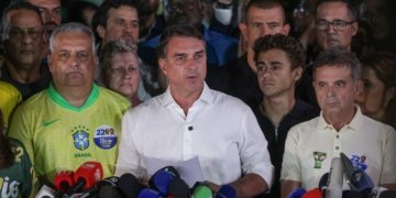 PF investiga circunstâncias da fuga de Flávio Bolsonaro do Brasil