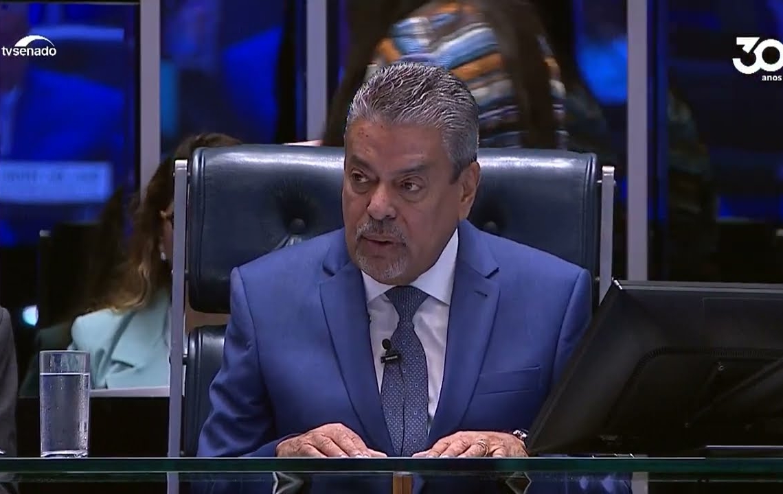 Vídeo: Médicos são homenageados pelo Senado