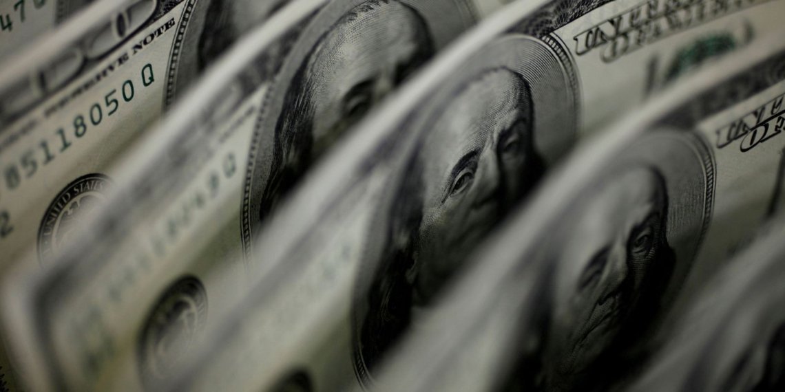 Ibovespa cai 2,68%, e dólar fecha em leve baixa a R$ 5,34