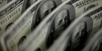 Ibovespa cai 2,68%, e dólar fecha em leve baixa a R$ 5,34