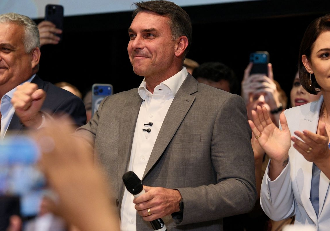 Flávio Bolsonaro recebe apoio de partidos e fala em mudar Constituição