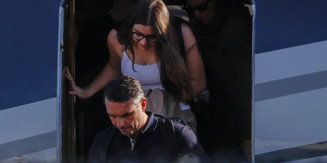 Aeronave com Flávio Bolsonaro e família pousa nos Estados Unidos
