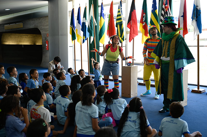 No mês da criança, Congresso tem visita guiada com teatro para público infantil — Senado Notícias