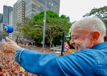Ato pela reeleição de Lula leva milhares à Avenida Paulista