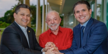 Davi Alcolumbre e Hugo Motta visitam presidente Lula — Senado Notícias