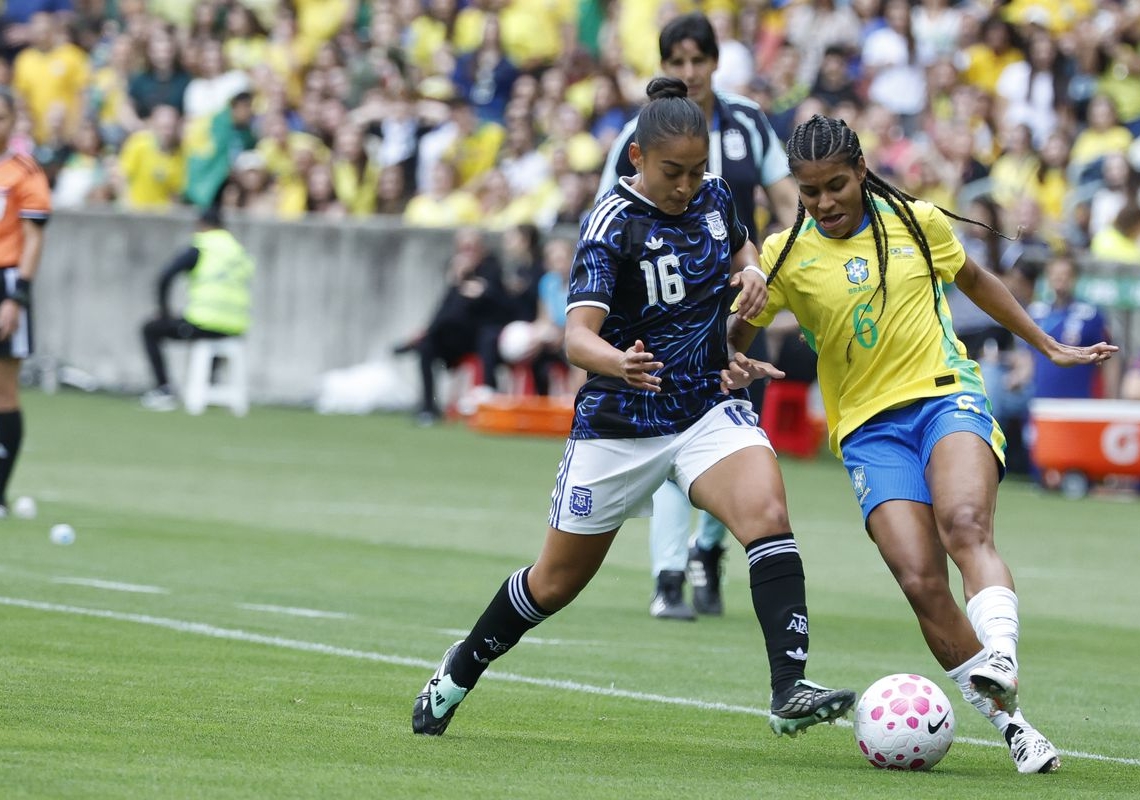 Após cortes, seleção feminina chega a Recife para encarar Argentina