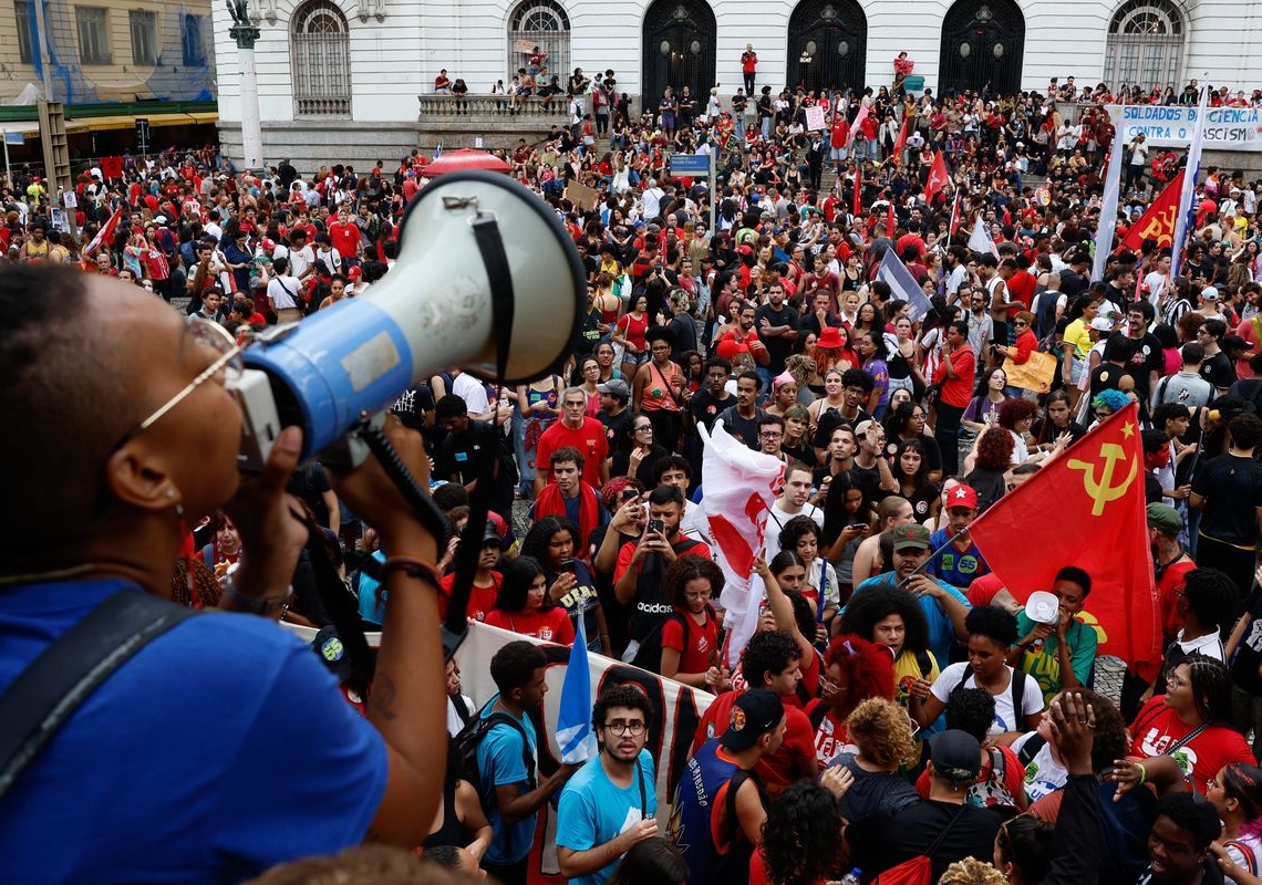 Estudantes fazem atos pelo país em apoio a Lula