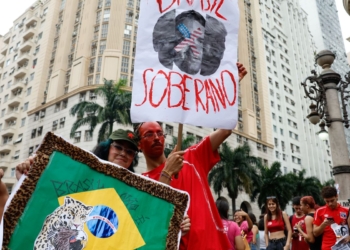 Estudantes fazem ato no Rio de Janeiro em defesa de voto em Lula