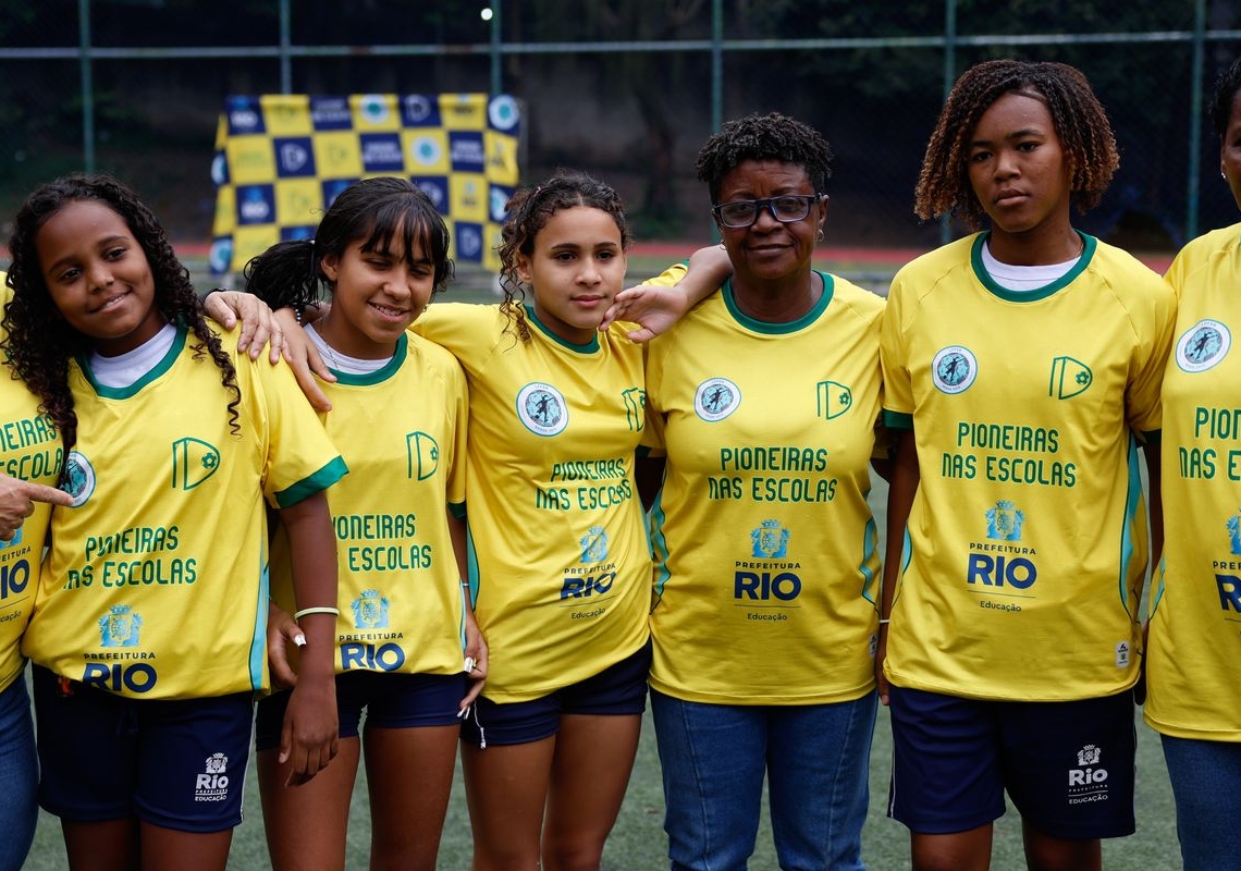 Ex-jogadoras da seleção de futebol incentivam alunas em escolas do Rio
