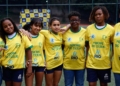 Ex-jogadoras da seleção de futebol incentivam alunas em escolas do Rio