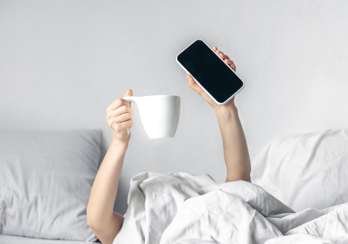 Só mais cinco minutos”: apertar várias vezes o botão de soneca do celular ajuda ou atrapalha o despertar?